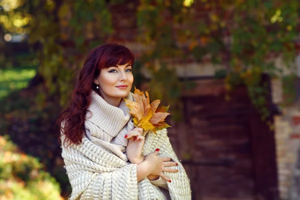 Schöne Mädchen im Freien mit Herbstblättern — Stockfoto