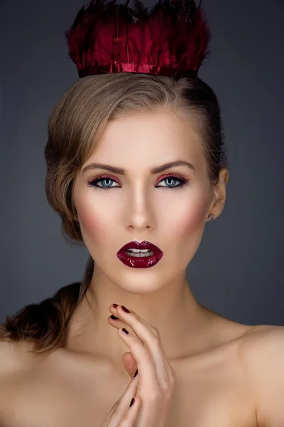 Menina bonita com maquiagem vermelha — Fotografia de Stock