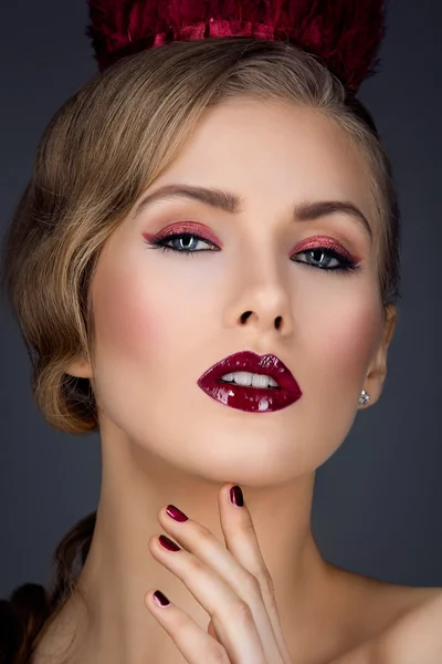 Schönes Mädchen mit rotem Make-up — Stockfoto