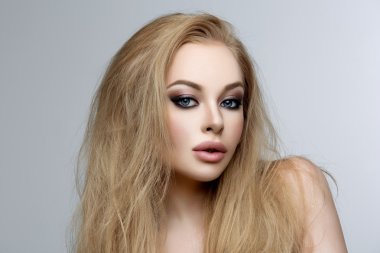 Sarı uzun saçları ve makyaj ile güzel kız