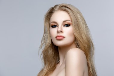 Sarı uzun saçları ve makyaj ile güzel kız