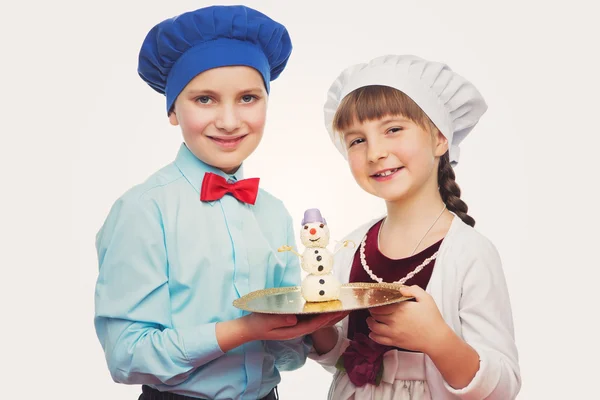 Niños sosteniendo postre de Navidad — Foto de Stock