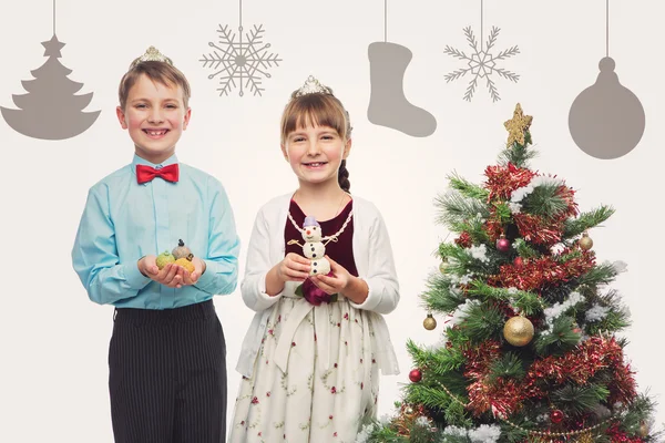 Barn håller juldessert — Stockfoto