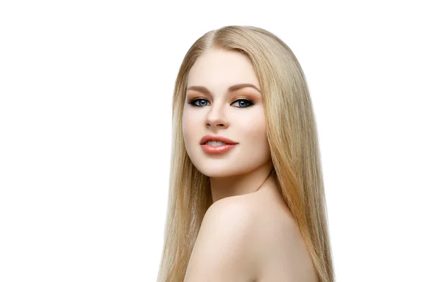 Menina bonita com cabelo longo loiro e maquiagem — Fotografia de Stock