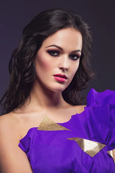 Bruna ragazza con viola make-up — Foto Stock