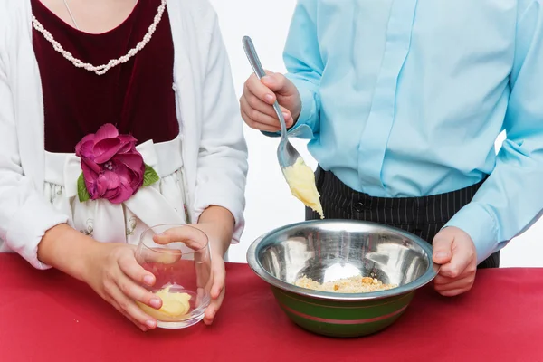 Barn att göra jul dessert — Stockfoto