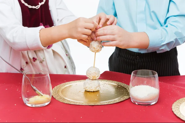 Barn att göra jul dessert — Stockfoto