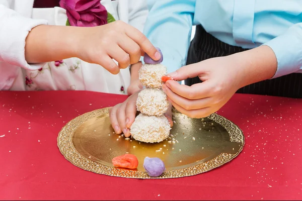 Barn att göra jul dessert — Stockfoto