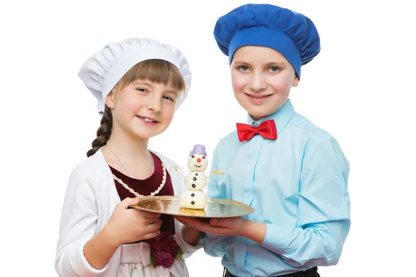 Niños sosteniendo postre de Navidad — Foto de Stock