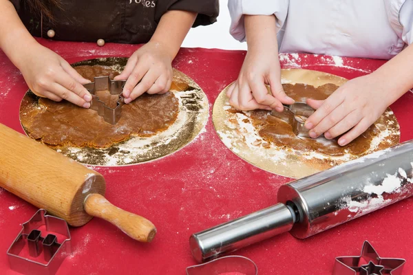 Niños haciendo pan de jengibre de Navidad — Foto de Stock