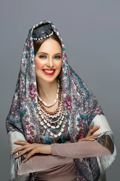 Menina russa bonita em roupas tradicionais — Fotografia de Stock