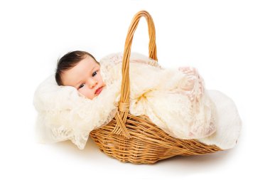 Yeni doğan bebek hasır sepet içinde gülümseyen