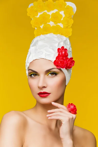 Hermosa mujer en tocado decorado con jujube — Foto de Stock