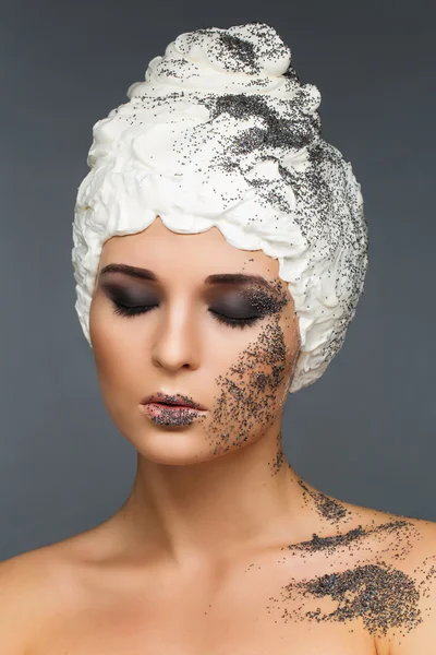 Mulher de beleza com sementes de papoila penteado — Fotografia de Stock