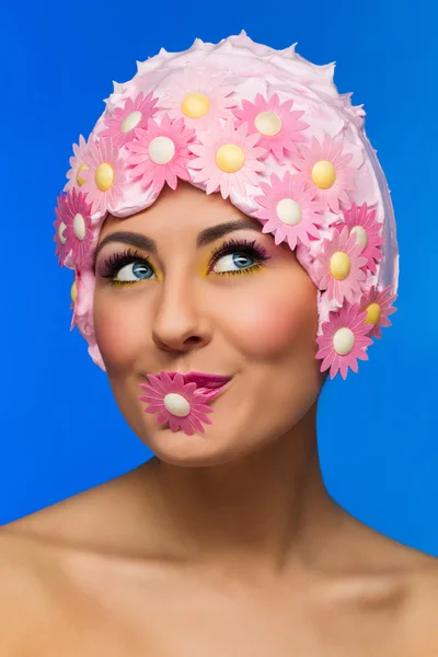 Piękna kobieta z kwiatów fryzura — Zdjęcie stockowe