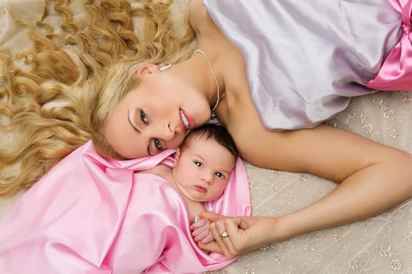 Mãe com bebê recém-nascido — Fotografia de Stock