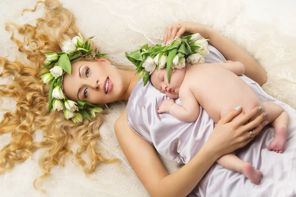 Mãe e filha com decoração de flores na cabeça — Fotografia de Stock
