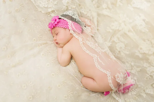 Спящий новорожденный с винтажным шарфом — стоковое фото
