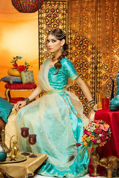 Aufnahme einer orientalischen Frau in traditioneller Tracht. — Stockfoto