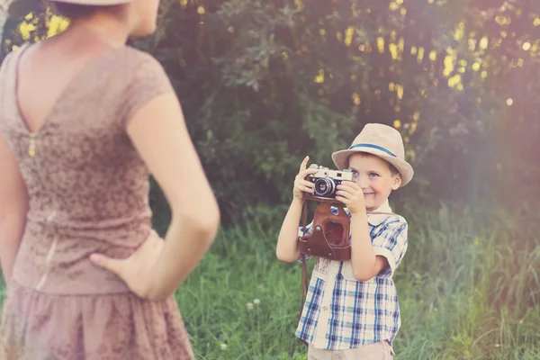 Мальчик с ретро камерой — стоковое фото