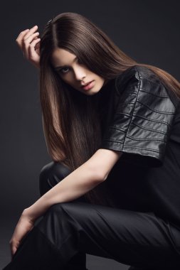 siyah giysili kızı