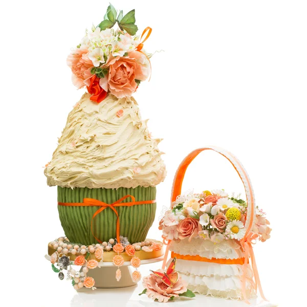 Wedding cake and bouquet — Stock Photo, Image