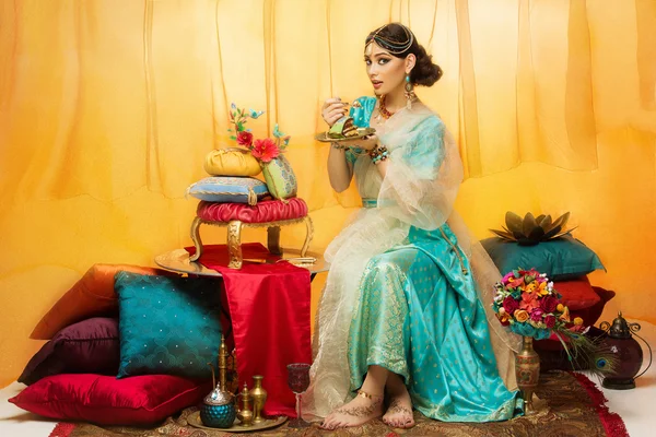 Bride eating wedding cake — Stock Photo, Image