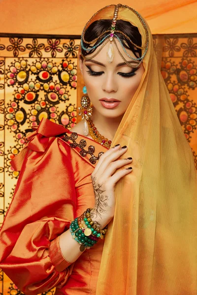 Mooi meisje in oranje jurk — Stockfoto