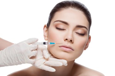 Kadın kolajen enjeksiyon alır