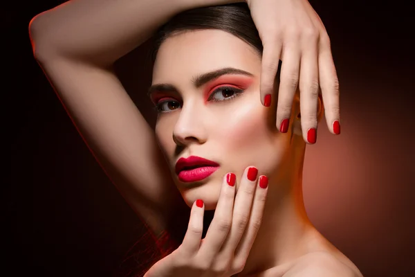 Chica con maquillaje brillante — Foto de Stock