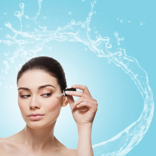 Girl applying serum — Stock Photo, Image