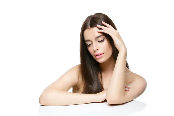 Bella ragazza con i capelli lunghi — Foto Stock