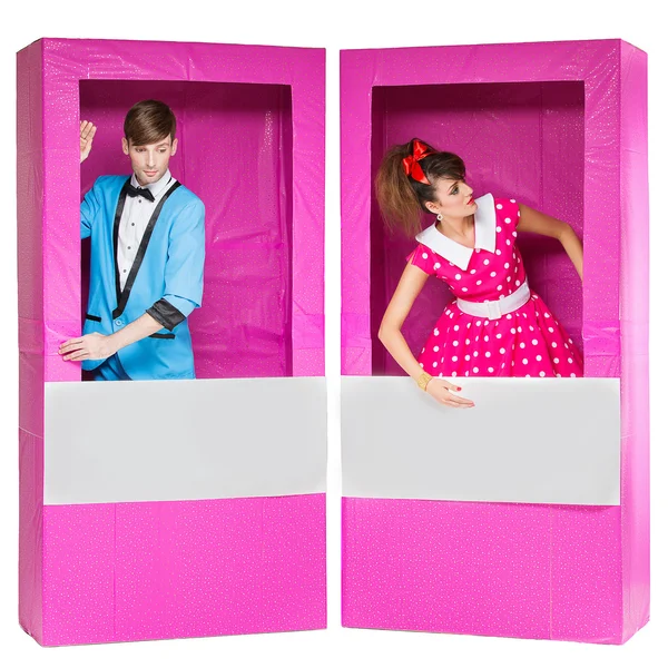 Chlapec a dívka vypadá jako panenky v krabicích — Stock fotografie