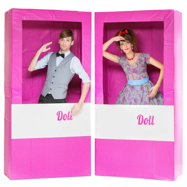 Chlapec a dívka vypadá jako panenky v krabicích — Stock fotografie