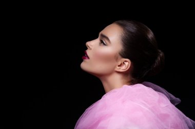 Pembe dantel yaka güzel kız