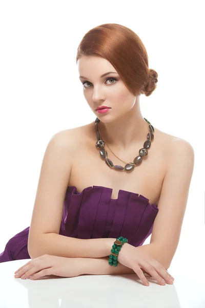 Dívka s náhrdelník a náramky — Stock fotografie