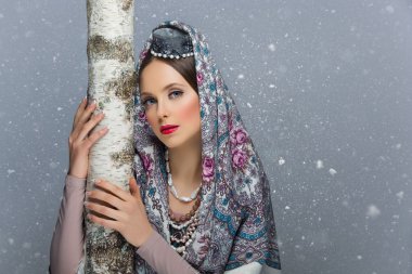 Huş ağacı ile Rus kız portresi