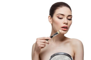 Güzel kız Vakfı fırça ile uygulama