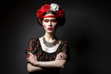 Kırmızı dudaklar ve çiçekler ile güzel kız