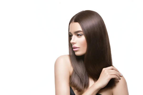 Menina bonita com cabelo brilhante saudável — Fotografia de Stock