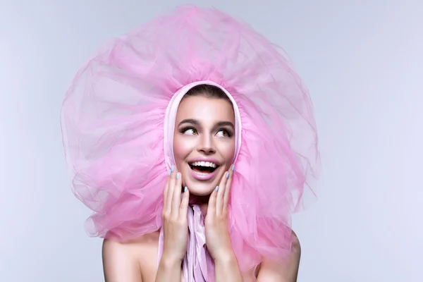 Menina bonita em headwear rosa fofo — Fotografia de Stock