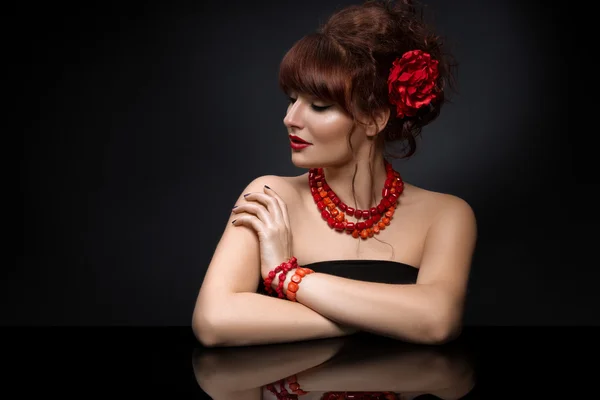 Mädchen mit roter Halskette und Armbändern — Stockfoto