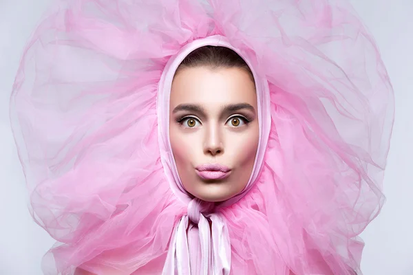 Piękna dziewczyna w puszysty różowy nakrycia głowy — Zdjęcie stockowe