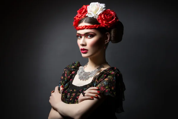 Bella ragazza con labbra rosse e fiori — Foto Stock