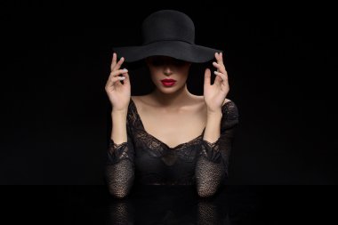 Kırmızı llips siyah şapkalı güzel kızla