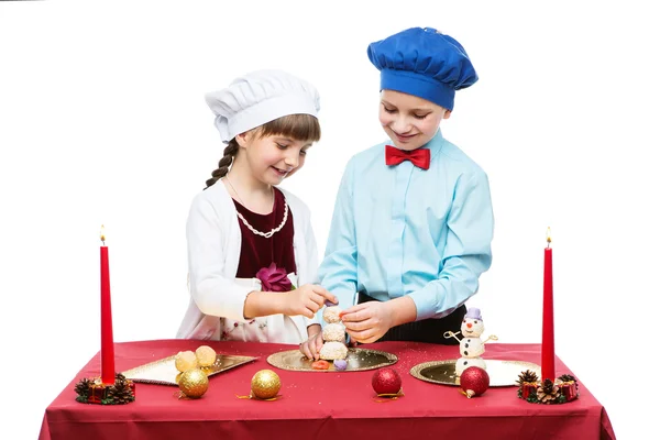 Niños cocinando postre de Navidad — Foto de Stock