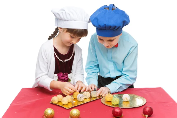 Enfants cuisinant le dessert de Noël — Photo
