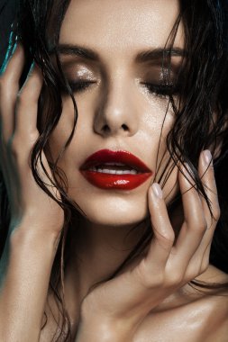 Kız ıslak deri ile