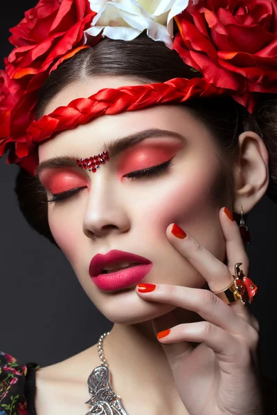 Hermosa chica con labios rojos y flores —  Fotos de Stock