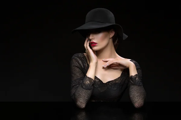 Hermosa chica con labios rojos en sombrero negro — Foto de Stock